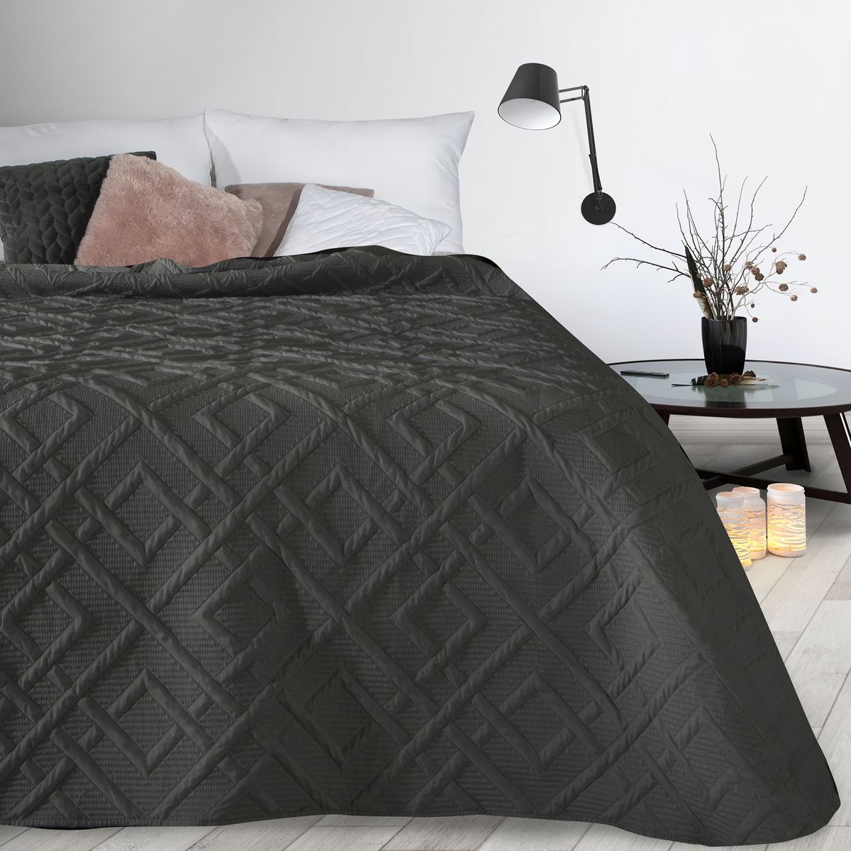 Jednofarebný prehoz na posteľ Alara/2 s geometrickým vzorom, čierny