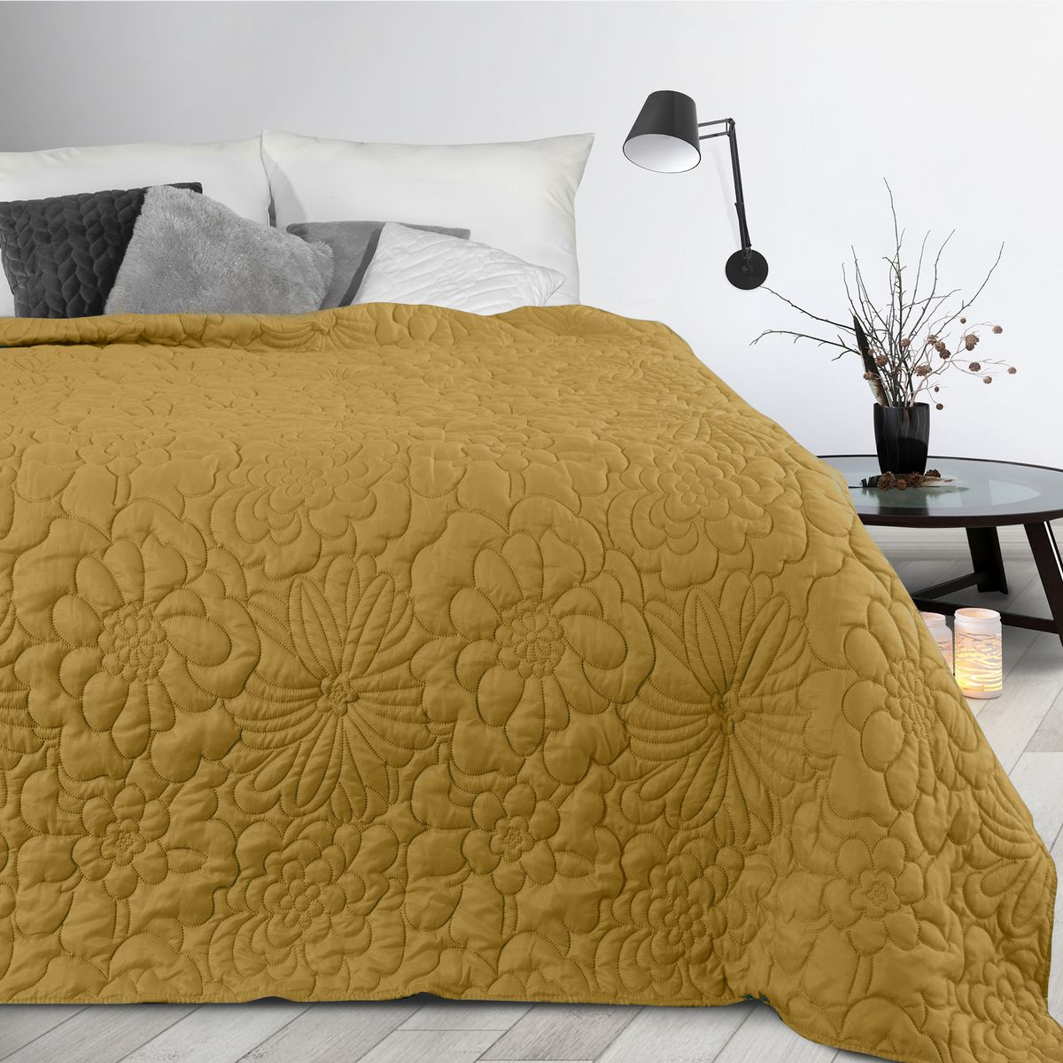 Jednofarebný prehoz na posteľ Alara/4 so vzorom kvetov, okrový