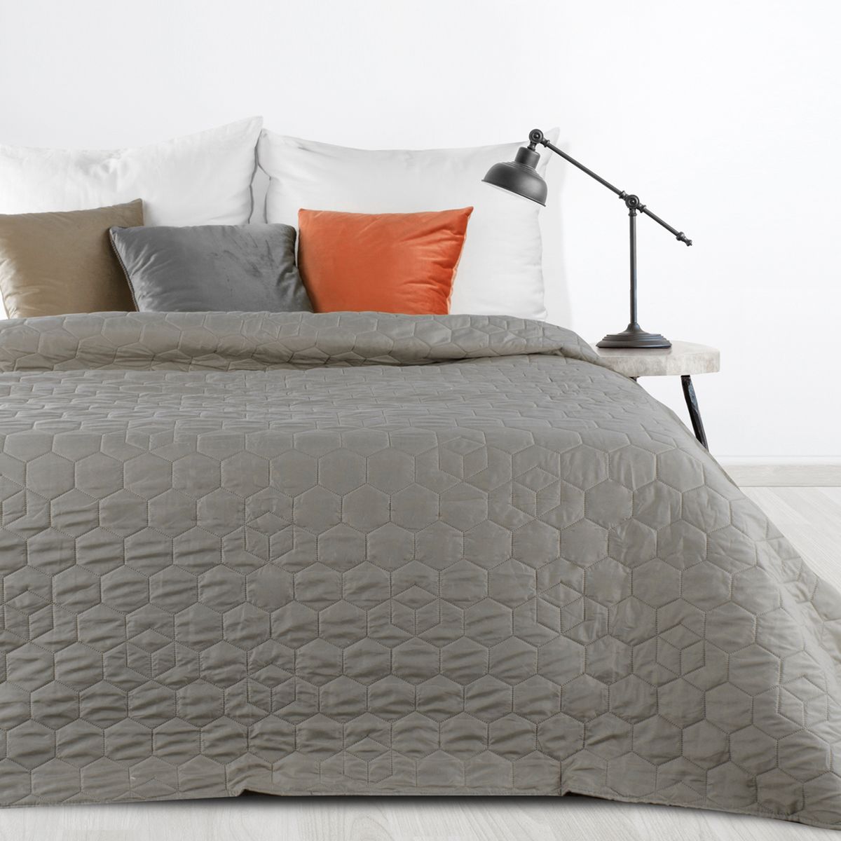 Jednofarebný prehoz na posteľ Vanesa s geometrickým vzorom, šedý