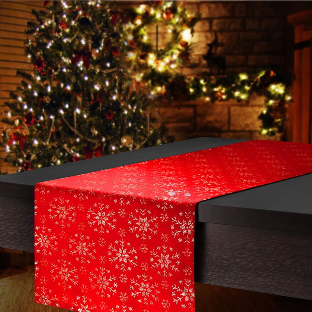 Vianočný vodeodolný behúň na stôl červený so striebornými snehovými vločkami
